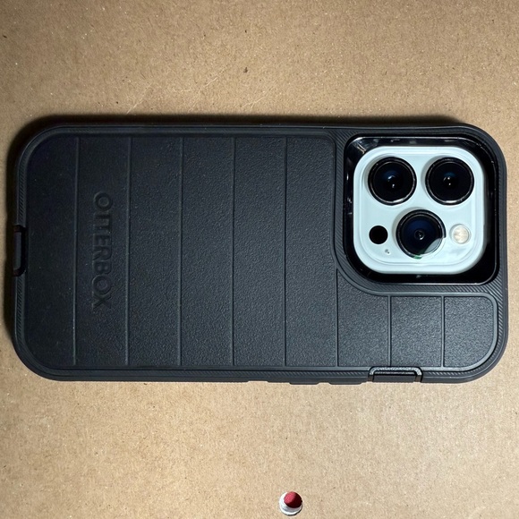 iPhone 13 Pro Defender Series Case Otterbox - Picture 4 of 8